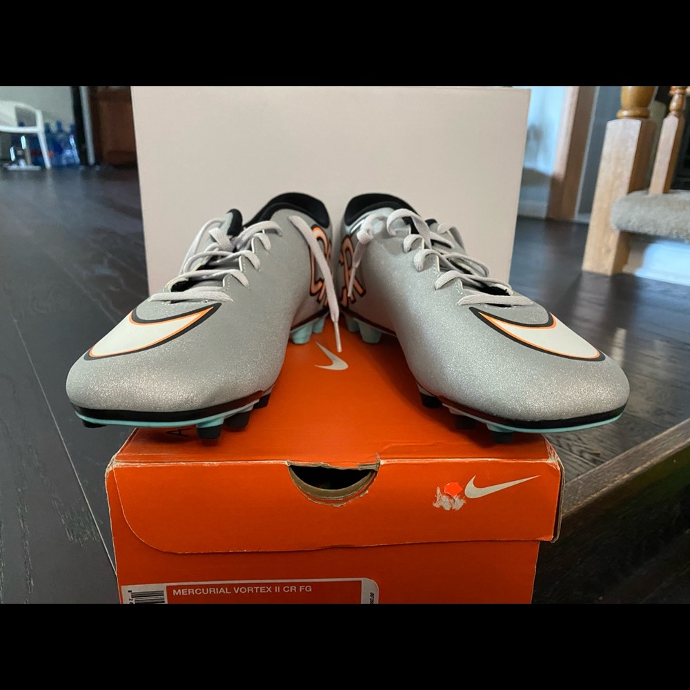 Men’s football boots soccer cleats